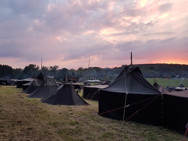 Blick aufs Lager bei Sonnenuntergang