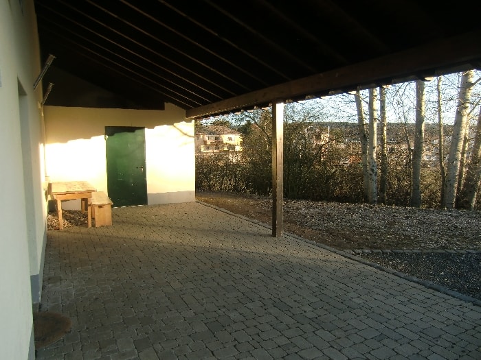 Die grpße Terrasse des Pfadfinderheims