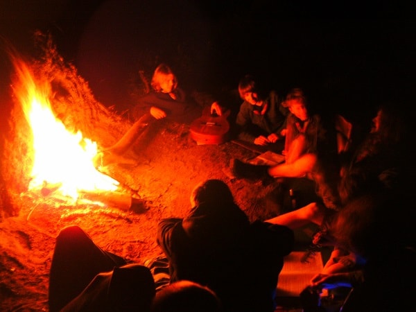 Singerrunde am Feuer in Frankreich