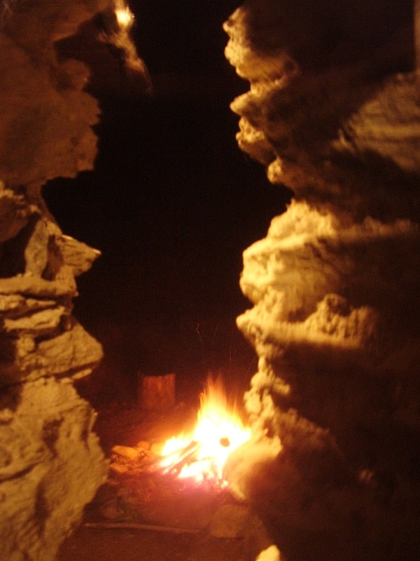 Lagerfeuer in einer Burgruine