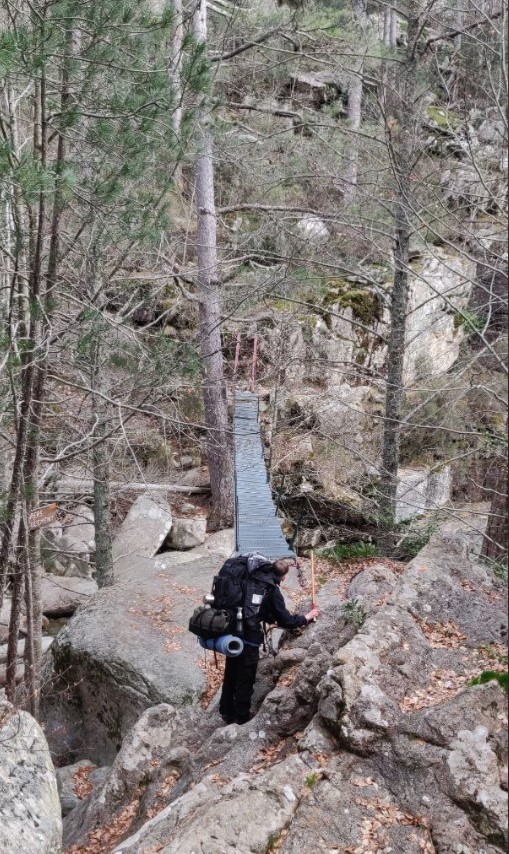 Pimpf vor Brücke