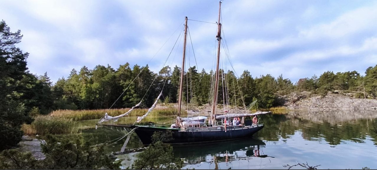 Segelschiff in Bucht